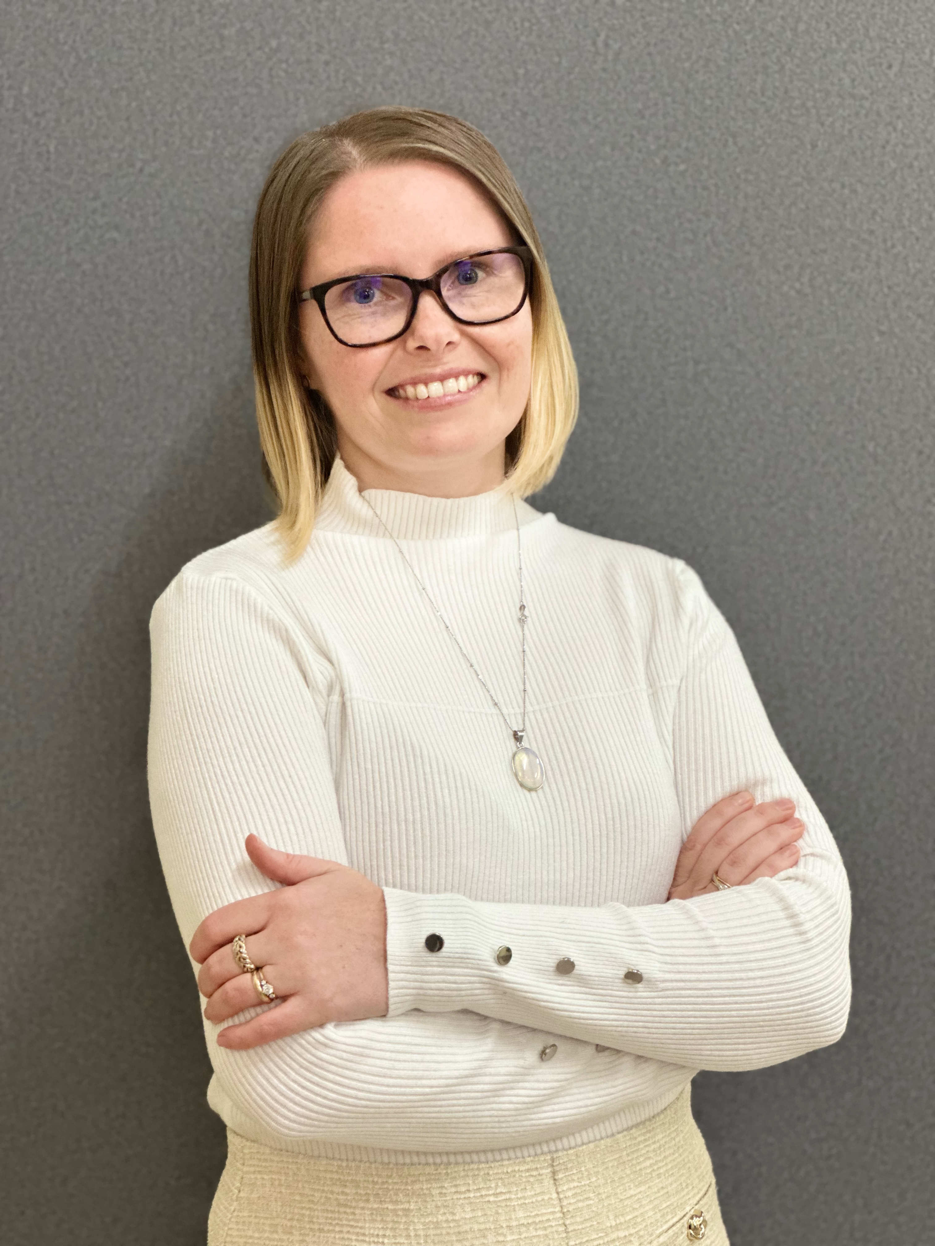 Karolina Iwaniukowicz, dyrektor Autorskiej Szkoły Podstawowej nr 12 w Warszawie, zdjęcie portretowe